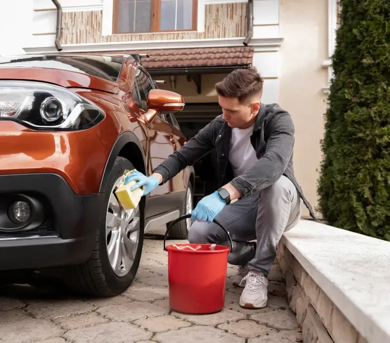Lavage auto à domicile Saint-Mars-d'Outillé : professionnel intervenant sur un véhicule